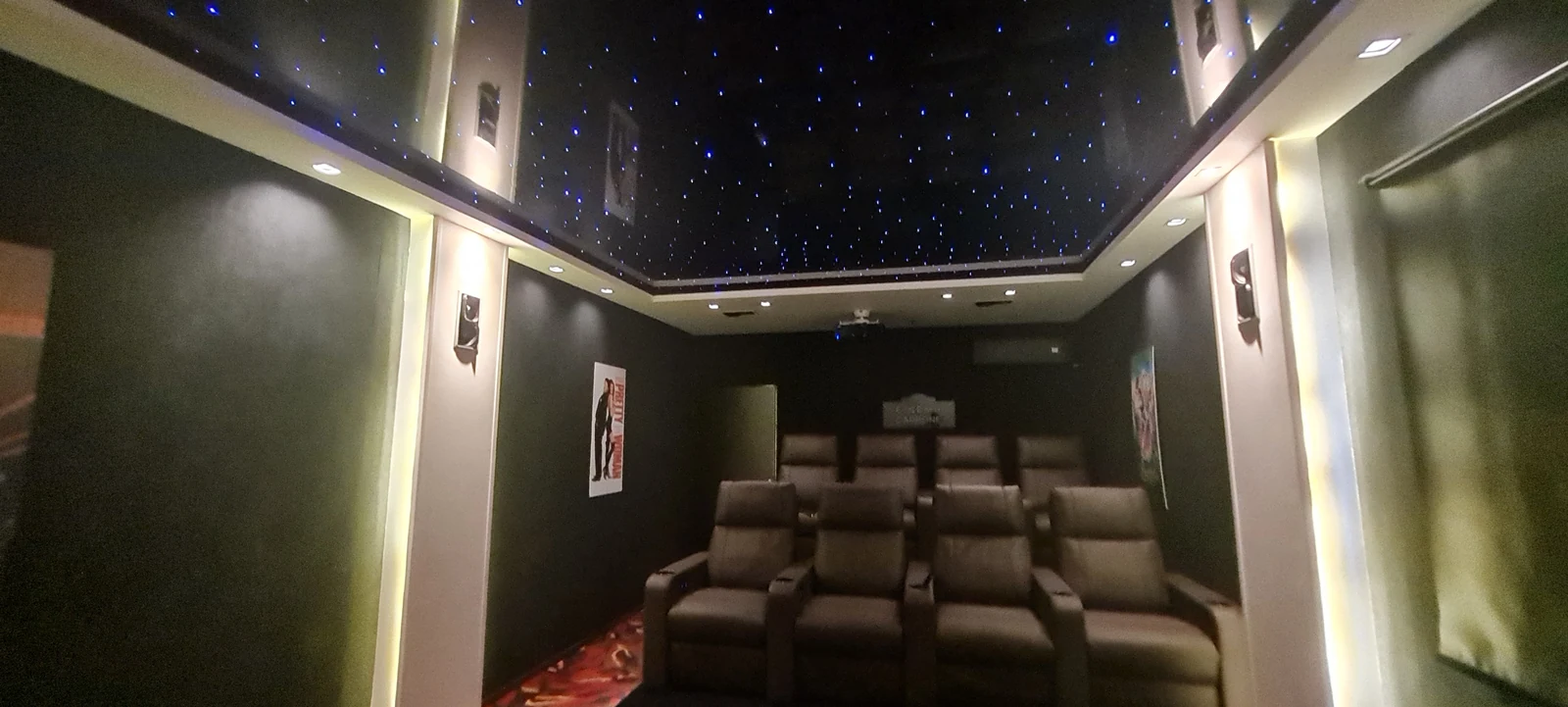 Vista hacia las butacas de la misma sala con techo brillante